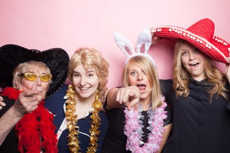 Frauengruppe beim Feiern auf einer Party oder Veranstaltung mit fröhlicher Stimmung