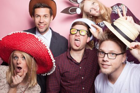 Feiernde Freunde auf einer Party oder Veranstaltung mit fröhlicher Stimmung